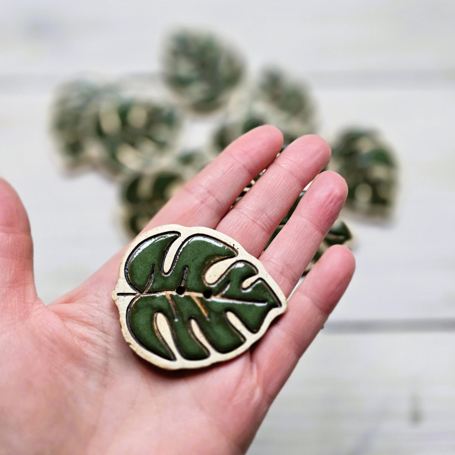 Ręcznie robiony ceramiczny guzik - liść monstery