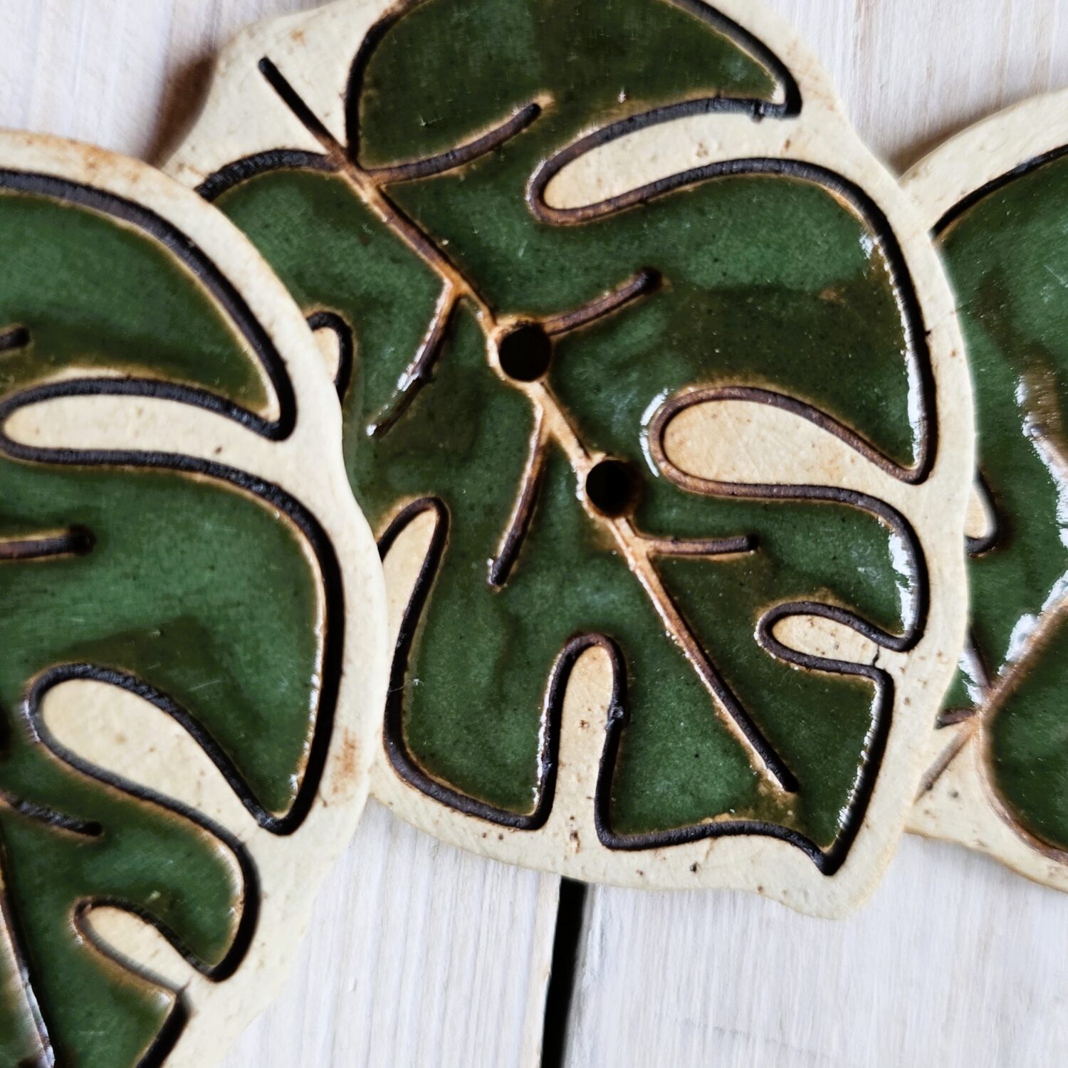 Ręcznie robiony ceramiczny guzik - liść monstery - obrazek 4